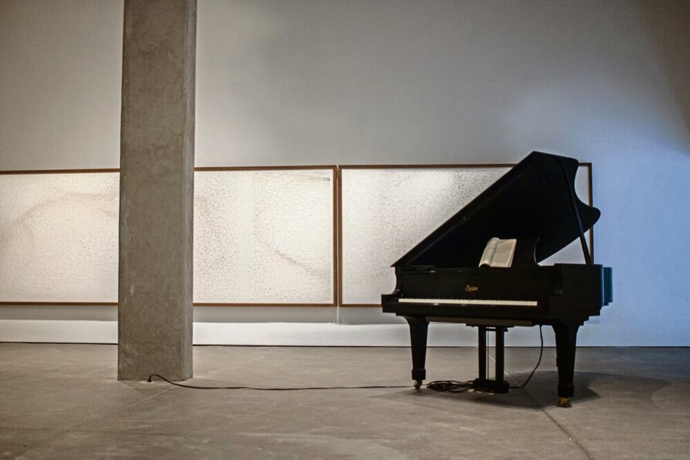 La instalación didáctica In S-E-A tiene pianos con sensores que se activan cuando alguien camina en la sala. Wow (2022) muestra la “Señal Wow”, una inusual señal espacial que captó en 1977 el astrónomo Jerry R. Ehman. Foto: Gabriel Pano / El Universal