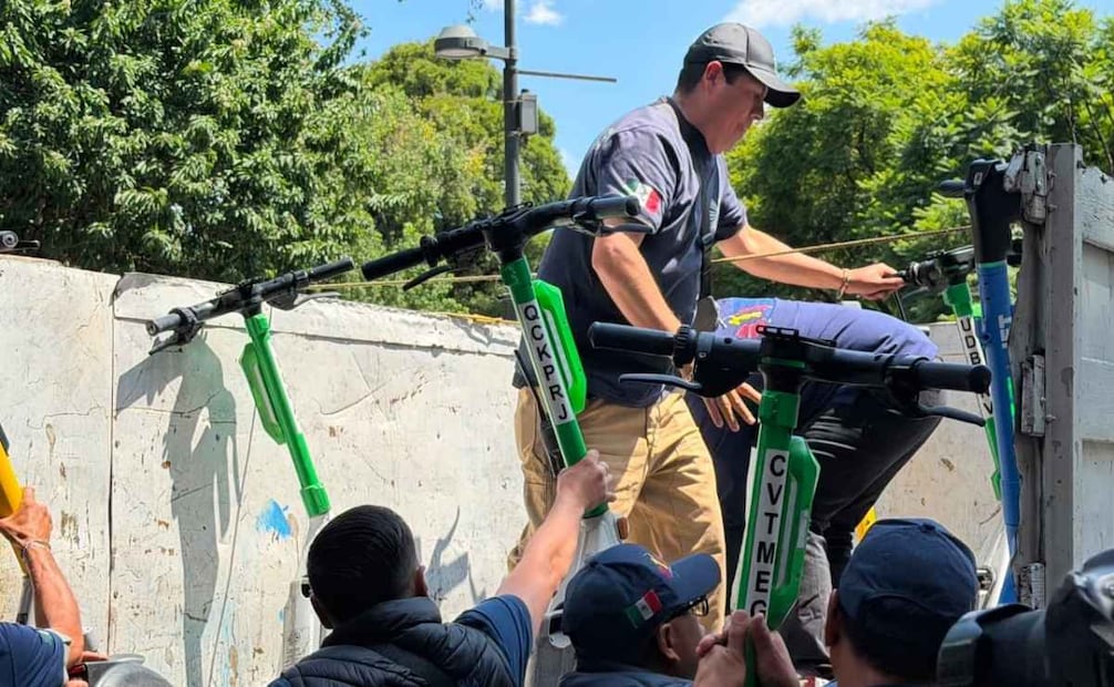 Fueron retirados en la alcaldía Cuauhtémoc por quejas de vecinos por la obstrucción de banquetas y espacios públicos. | Foto: Especial.
