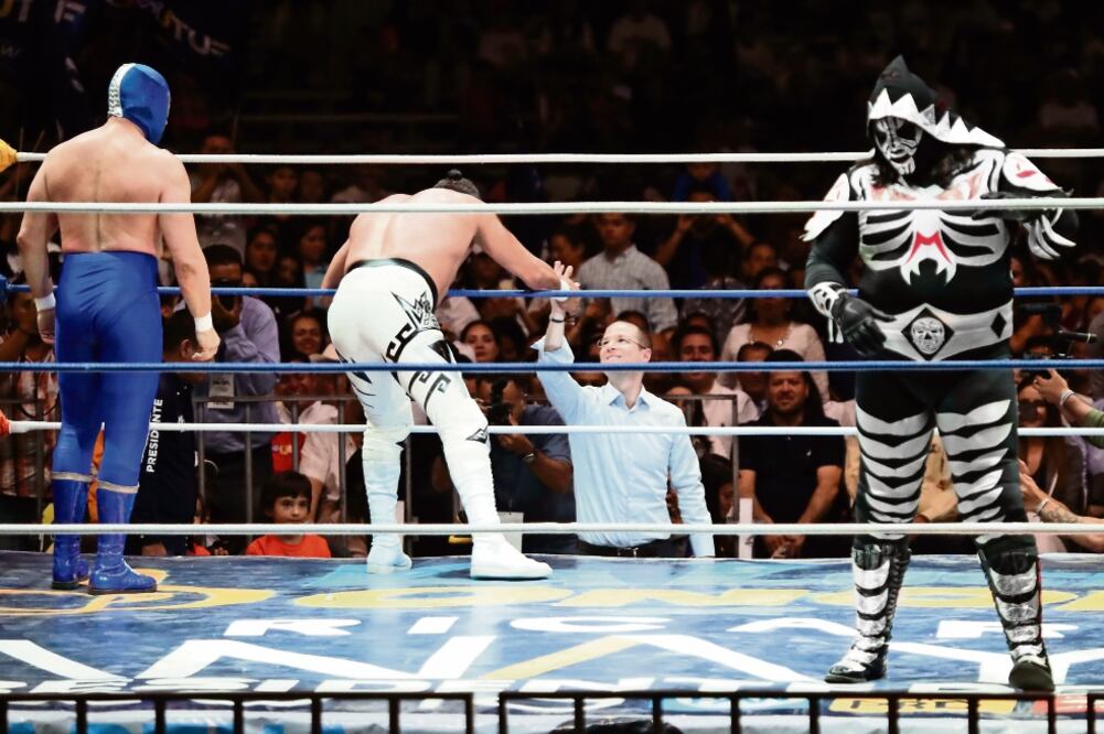 Anaya presenció unos rounds de lucha libre con Blue Demon Jr., Doctor Wagner Jr. y La Parka (ARIEL OJEDA. EL UNIVERSAL)