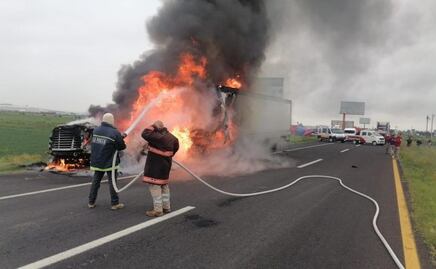 Se incendia tráiler sobre la autopista México-Pachuca y provoca caos vial