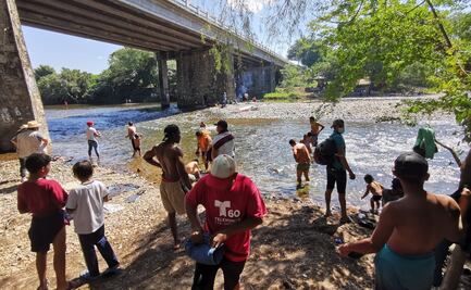 Lentamente, avanza Caravana Migrante por el Istmo de Oaxaca; descansan en Río Ostuta