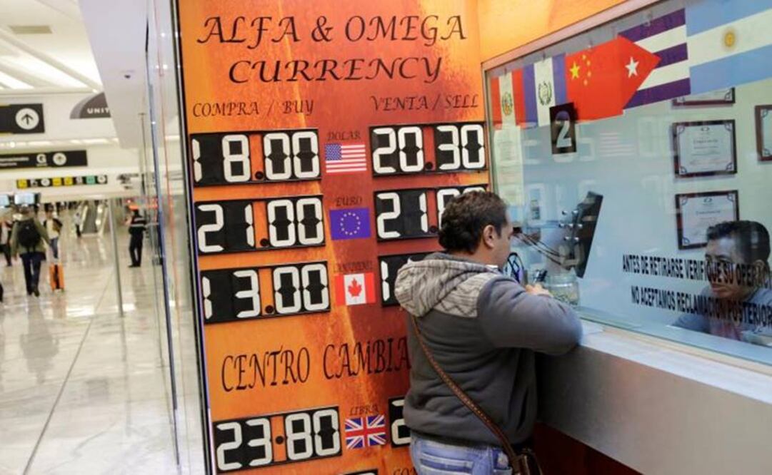 Foreign exchange house at Mexico City International Airport - REUTERS/Henry Romero