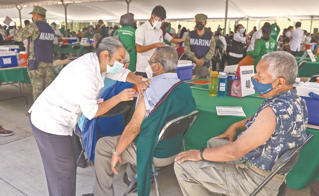 Personas de la tercera edad acudieron al módulo ubicado en el Internado 17, en Venustiano Carranza, para ser inmunizadas. Al salir, los adultos mayores mostraban su felicidad. Foto: Diego Simón. EL UNIVERSAL