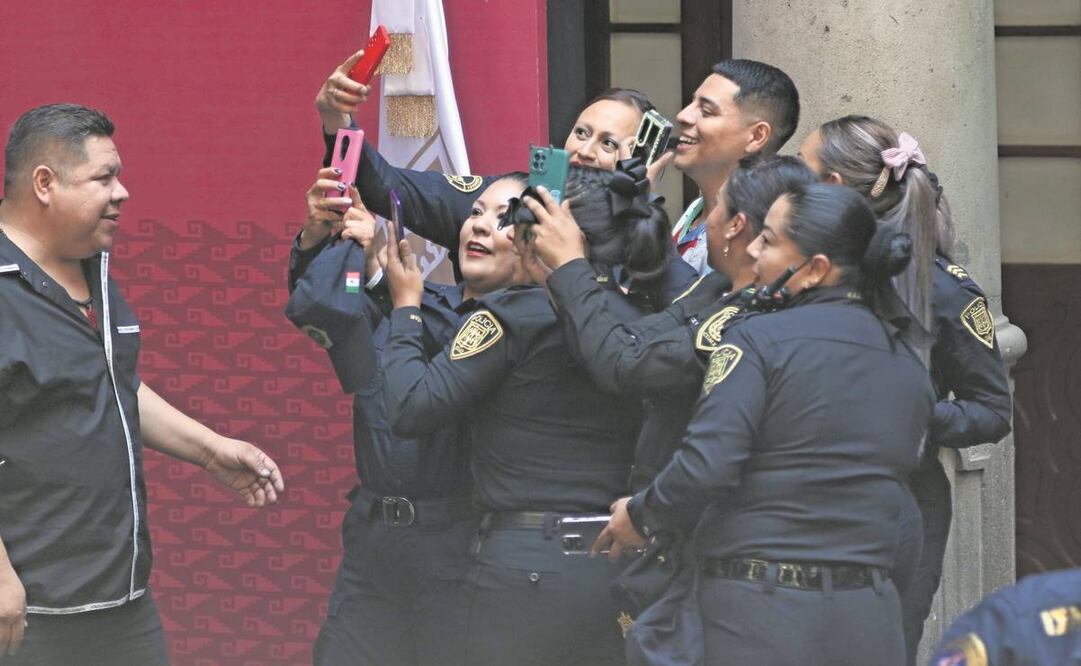  Eduin Caz compartió momentos con mujeres policías, invitadas para la distinción. Foto: Carlos Mejía/EL UNIVERSAL