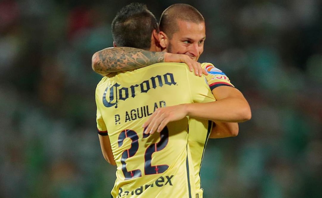 Aguilar felicita a Benedetto en uno de sus goles. Imago 7