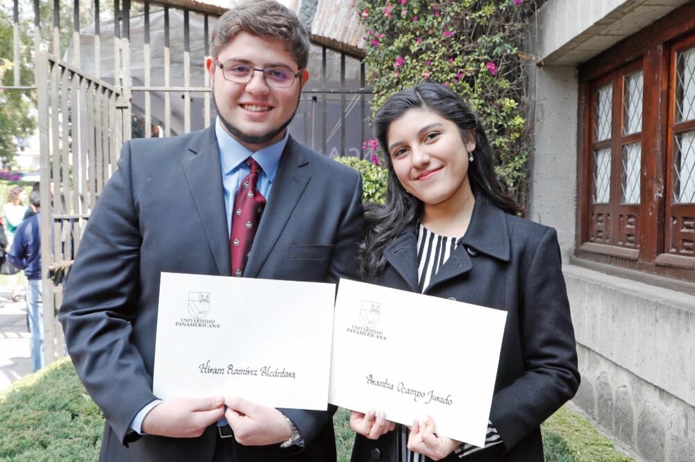 Reco nocimiento. Hiram Ramírez Alcántara y Arantza Ocampo Jurado, estudiantes de la carrera de Comunicación en la Universidad Panamericana, resultaron beneficiados con apoyos económicos para concluir sus estudios (BERENICE FREGOSO. EL UNIVERSAL)