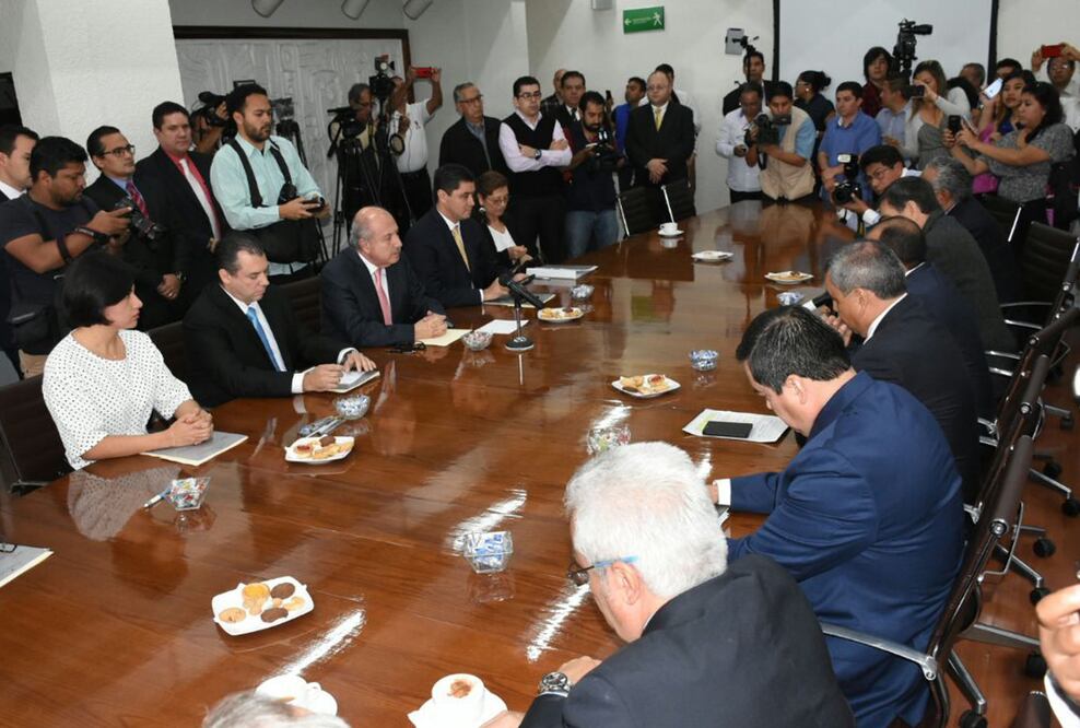 En las oficinas de la Secretaría de Finanzas y Planeación, el equipo de transición de Miguel Ángel Yunes se levantó de la mesa de los trabajos que por ley deben hacerse a partir del 1 de noviembre (PATRICIA MORALES. EL UNIVERSAL)