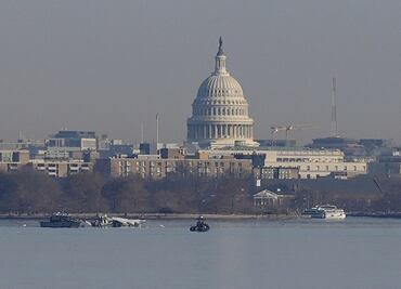 Recuperan caja negra de helicóptero del ejército involucrado en accidente aéreo de Washington; hay 67 muertos
