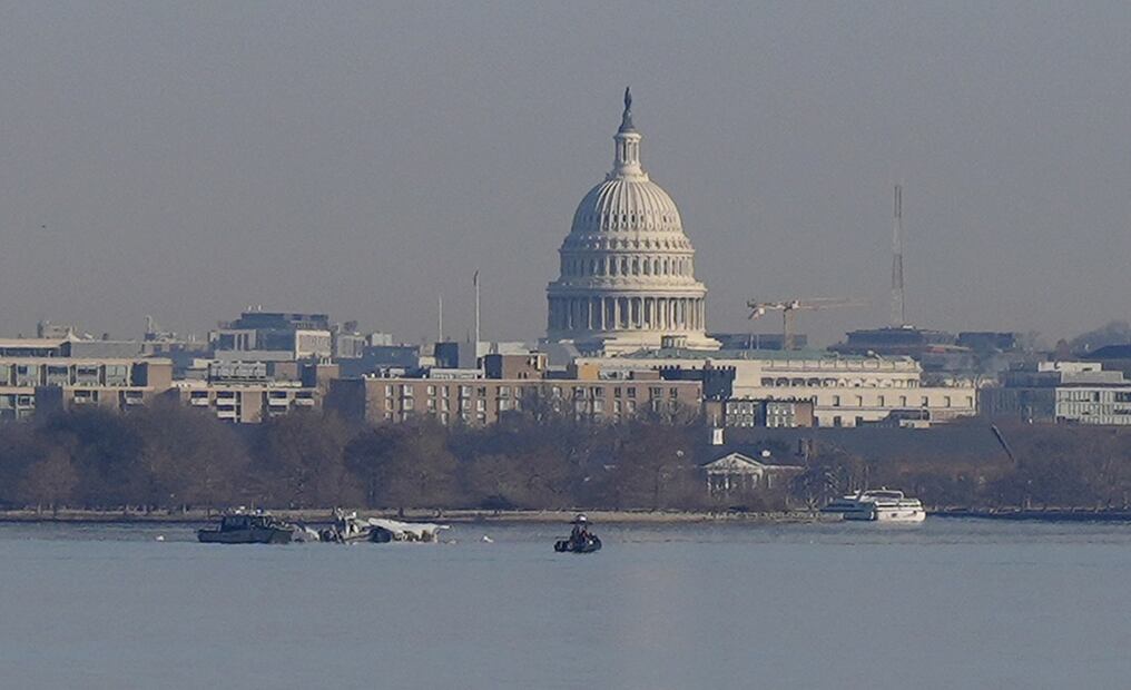 Buscan a supervivientes tras el choque entre un avión y un helicóptero en Washington. Foto: AP