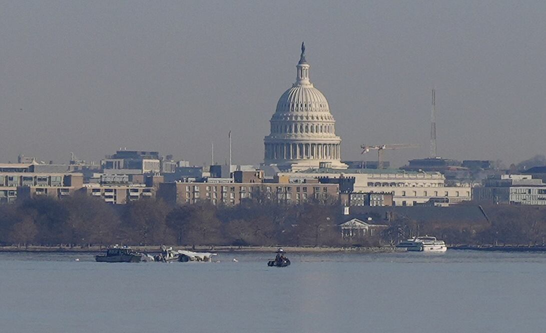 Buscan a supervivientes tras el choque entre un avión y un helicóptero en Washington. Foto: AP
