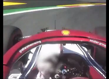 Raikkonen le pinta el dedo a Hamilton tras peligrosa maniobra