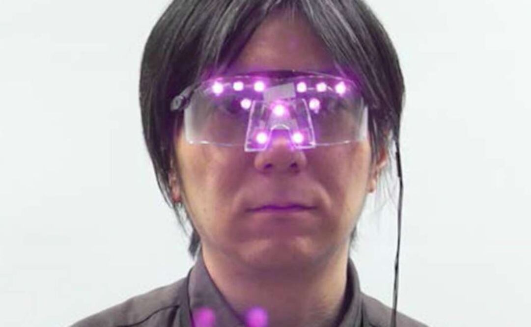 Para lograrlo, en el dispositivo se han instalado 11 luces LED con longitudes de onda cercanas a la luz infrarroja en las zonas de alrededor de los ojos