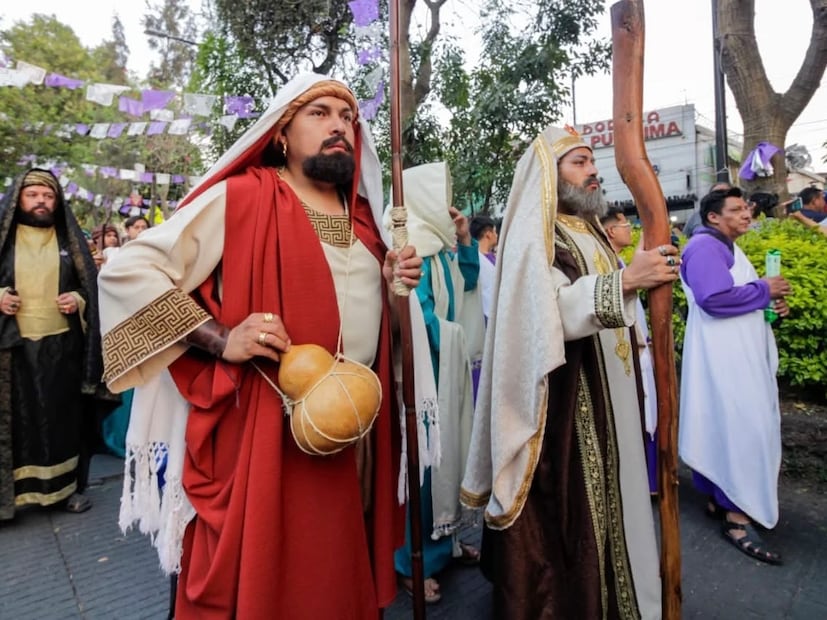 El viacrucis recorre calles y cerros convertidos en escenarios bíblicos.
Foto: Facebook Cultura Iztapalapa