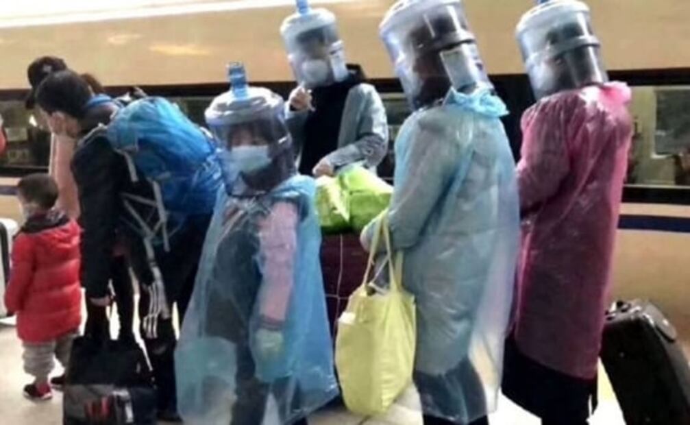 Se disfrazan en China de jirafas y dinosaurios para “protegerse” del coronavirus