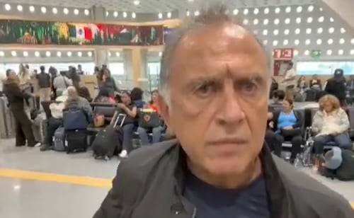 "Traidor veracruzano, sin vergüenza"; Miguel Ángel Yunes es encarado por usuario en el AICM