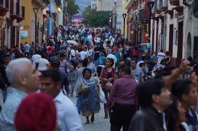 Vive Oaxaca días de Muertos con calles llenas de visitantes
