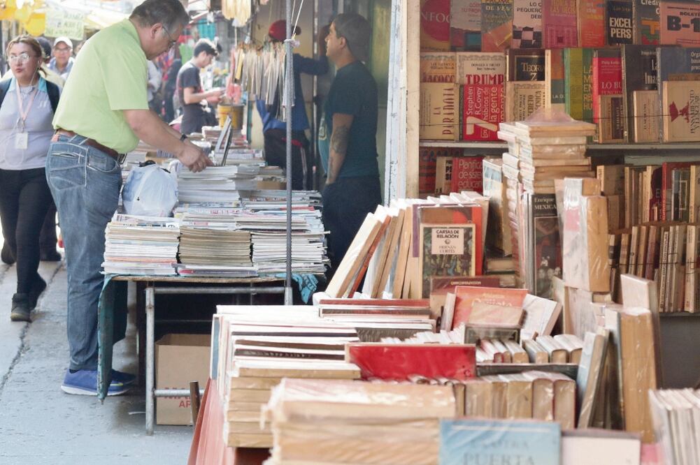 Hay una intensa actividad cotidiana de venta de libros, muchos de ellos falsificados, en el corredor Balderas de la alcaldía Cuauhtémoc, cerca del Centro Histórico de la Ciudad de México (Fotos: ARIEL OJEDA)