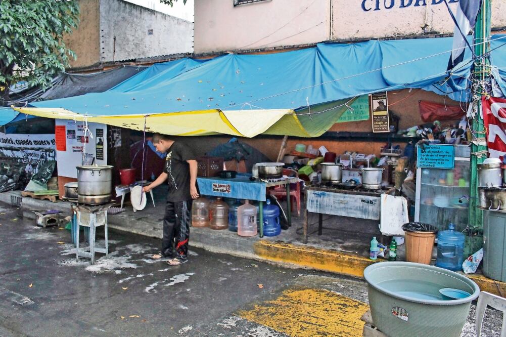 A lo mucho 100 maestros continúan en el plantón de la CNTE en La Ciudadela, debido a que muchos docentes regresaron a Oaxaca para replantear la estrategia (GERMÁN GARCÍA. EL UNIVERSAL)