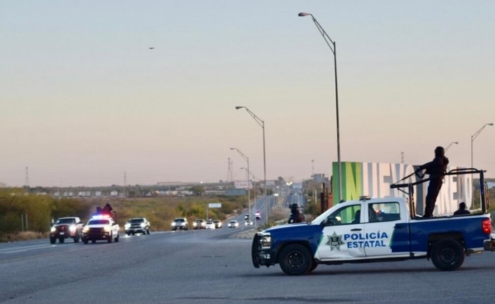 Policías estatales y federales custodian 500 vehículos de paisanos en Tamaulipas