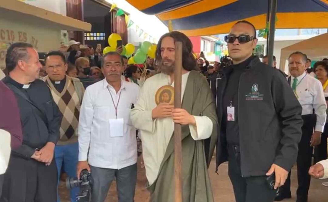 El recorrido de las reliquias comenzó sobre la calle Faisanes, luego continuó por varias cuadras hasta la iglesia de San Judas Tadeo. Foto: Especial