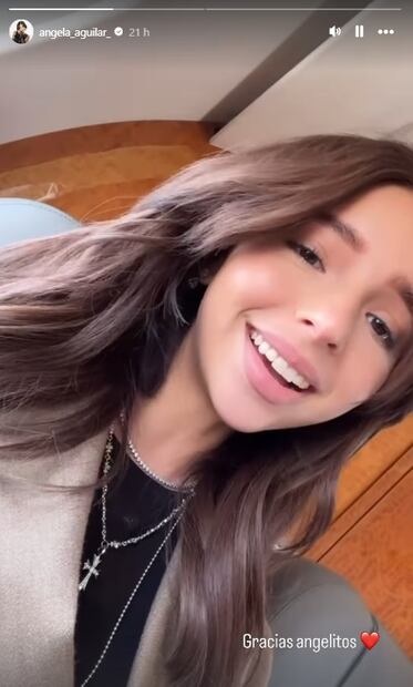 Ángela Aguilar presume cabello largo y la cadena de su esposo Christian Nodal.