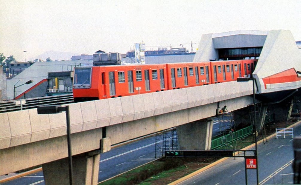 El Metro en su recorrido por la línea 4 a mediados de los años ochenta. Un interesante lugar para observar la ciudad desde las alturas. Crédito: Colección Villasana.