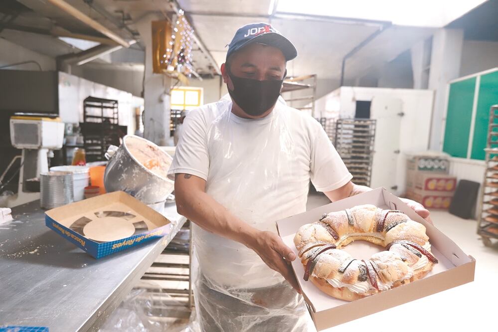 Aunque la emergencia sanitaria ha desplomado las ventas, los panaderos realizan su mayor esfuerzo para que las roscas sean parte de la mesa de las familias en el Día de Reres. Fotos. Berenice Fregoso. EL UNIVERSAL
