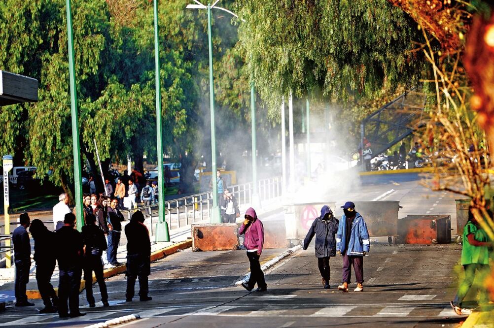 Tras la captura de un sujeto identificado como 'El Yorch', a quien la PGR ubica como un presunto narcomenudista, encapuchados cometieron actos vandálicos en Ciudad Universitaria para exigir la liberación del detenido (GUILLERMO PEREA. EL UNIVERSAL)