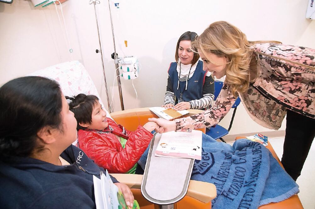 La presidenta del Consejo Ciudadano Consultivo del DIF nacional, Angélica Rivera de Peña, visitó a niños internados en el Hospital Infantil de México (DIF NACIONAL)