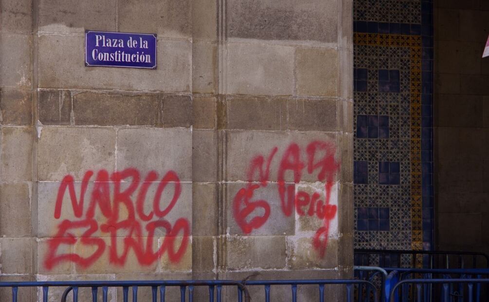 Zócalo CDMX amanece vandalizado tras marcha de la Generación Z; 50 trabajadores limpian pintas. Foto: Osmar Alvarado