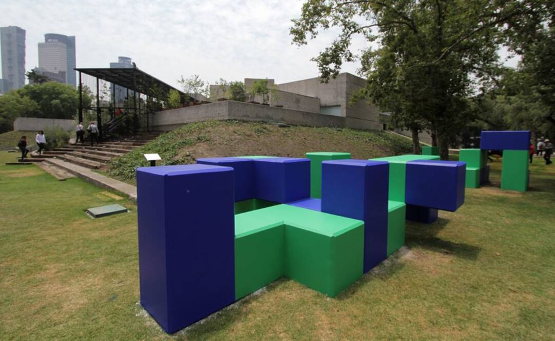 "Cubos de juego", una de las esculturas fuera del recinto. (FOTO: Carlos Mejía / EL UNIVERSAL)
