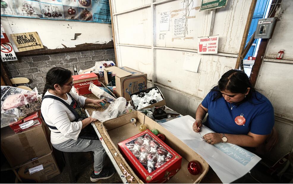 Todos los miembros de la familia son de Tláhuac y el resto de las trabajadoras son de otras alcaldías de la Ciudad, por lo que Josefina se refiere a sus productos como “esferas completamente chilangas”. Fotos: Gabriel Pano/EL UNIVERSAL