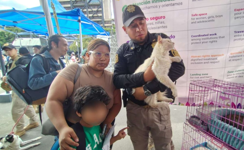 Guadalupe Reyes acudió a la jornada acompañada de su hijo Dariel con la intención de adoptar un gato. Foto: Arantxa Meave / EL UNIVERSAL