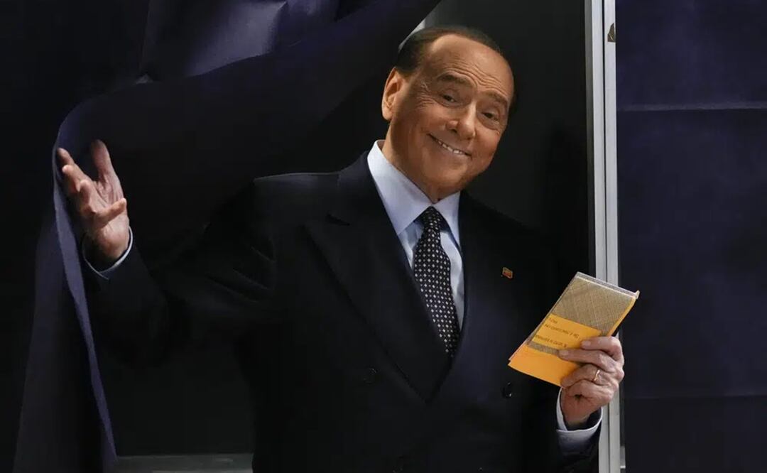 En esta imagen de archivo, Silvio Berlusconi, líder del partido populista de centroderecha Forza Italia, sale de una cabina de votación, en Milan, Italia. Foto: AP
