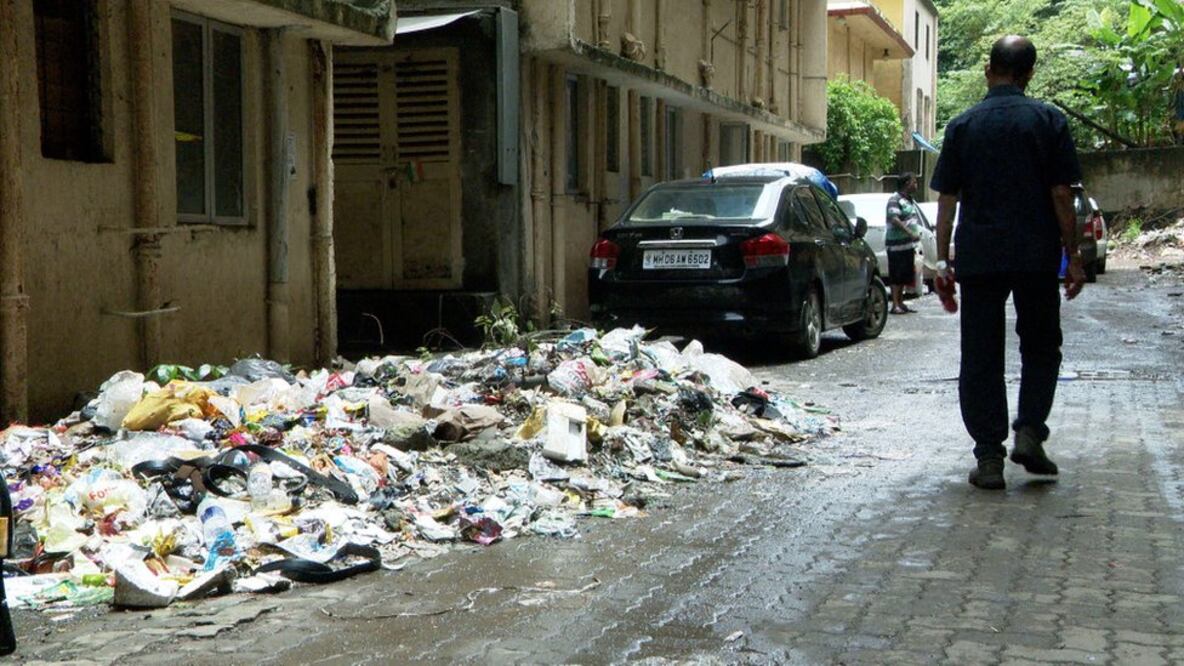 Los vertederos de basura en plena calle son un paisaje común en Mahul (Foto: BBC)