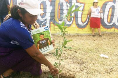 Llega caravana de madres de migrantes a Juchitán  