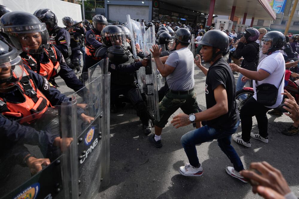 Manifestantes agreden a la policía durante protestas contra los resultados oficiales de las elecciones que declaran la reelección del presidente Nicolás Maduro, el día después de la votación, en Caracas, Venezuela, el lunes 29 de julio de 2024. Foto: AP