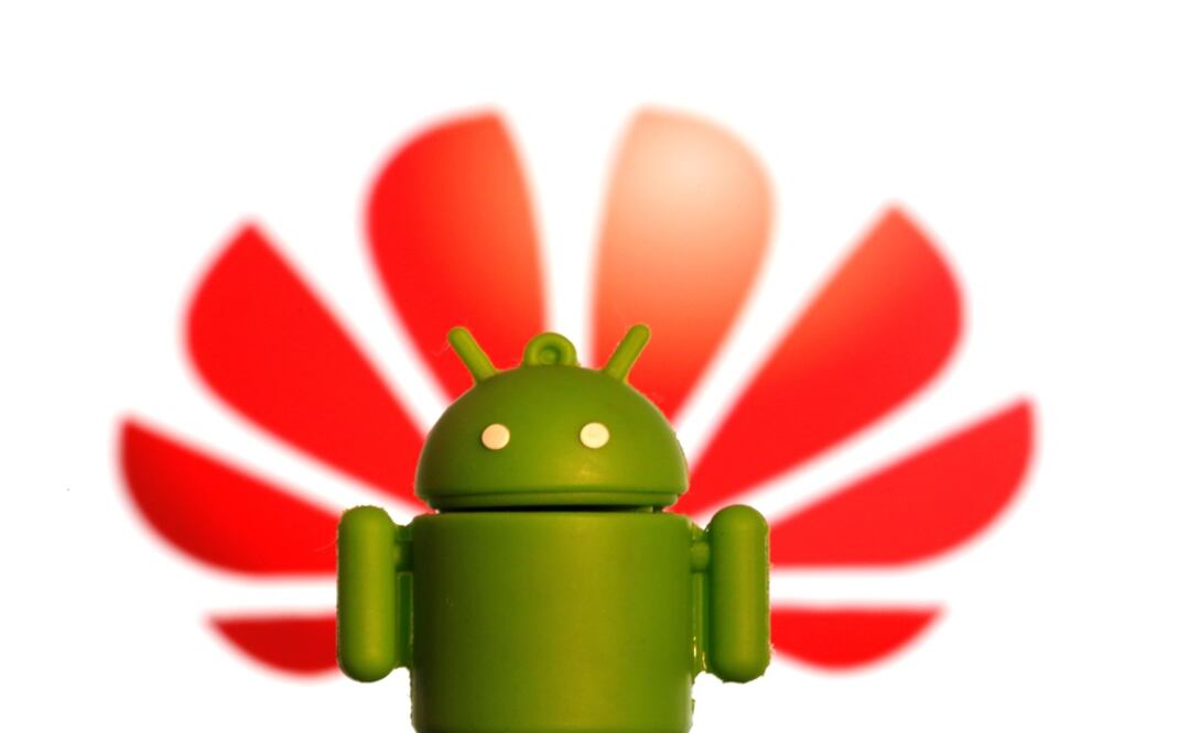Un logotipo de Android impreso en 3-D se ve delante del logotipo de Huawei - Ilustración: Dado Ruvic/REUTERS