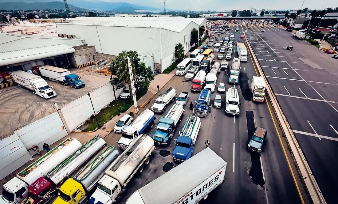 Casetas de autopistas como la México-Querétaro y México-Pachuca registraron largas filas por el bloqueo de transportistas. Foto: Especial