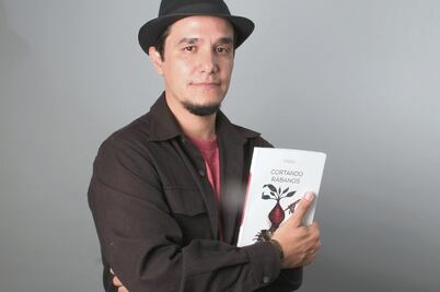 Combina el trabajo musical con poesía