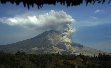 ​Volcán Sinabung expulsa ceniza y lava en la isla indonesia de Sumatra