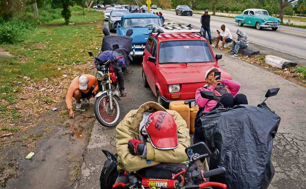 Conductores, ayer al esperar en una larga fila para entrar a una estación de servicio para adquirir gasolina en Bacuranao, cerca de La Habana. Foto: Ramón Espinosa / AP