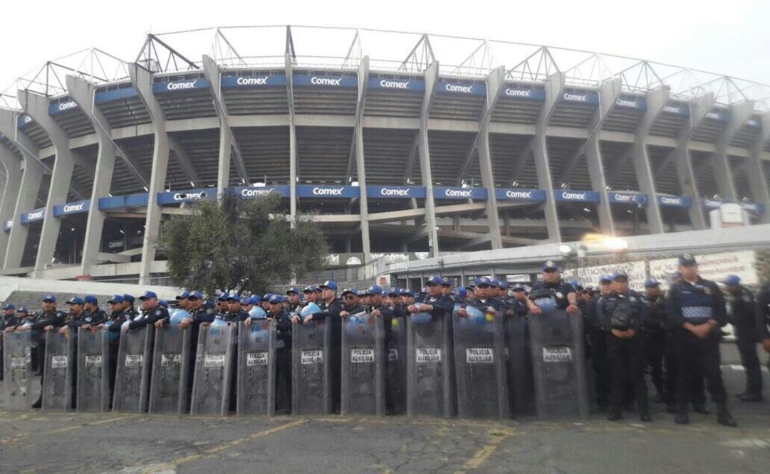 Especial. Los policías capitalinos a las afueras del Estadio Azteca  