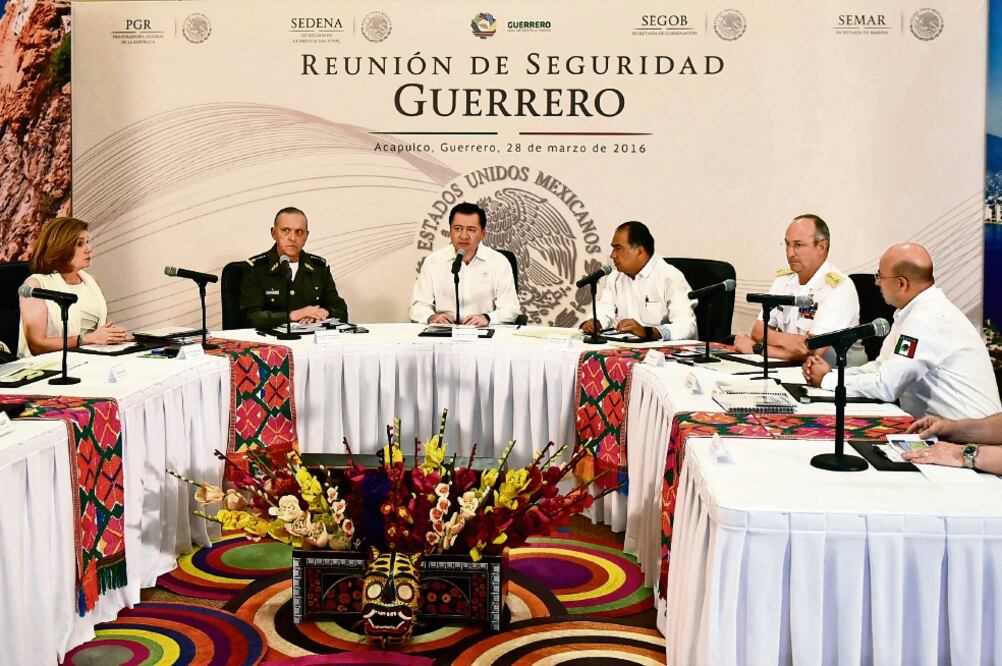 El secretario de Gobernación, Miguel Ángel Osorio Chong, encabezó la Reunión de Seguridad Guerrero, acompañado del gabinete en el rubro (SEGOB)