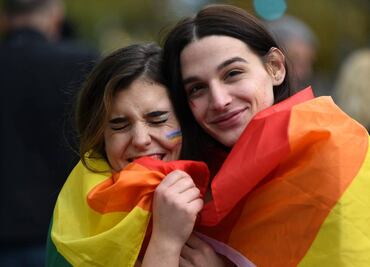 Francia avala que mujeres solteras y parejas lésbicas tengan acceso a la reproducción asistida