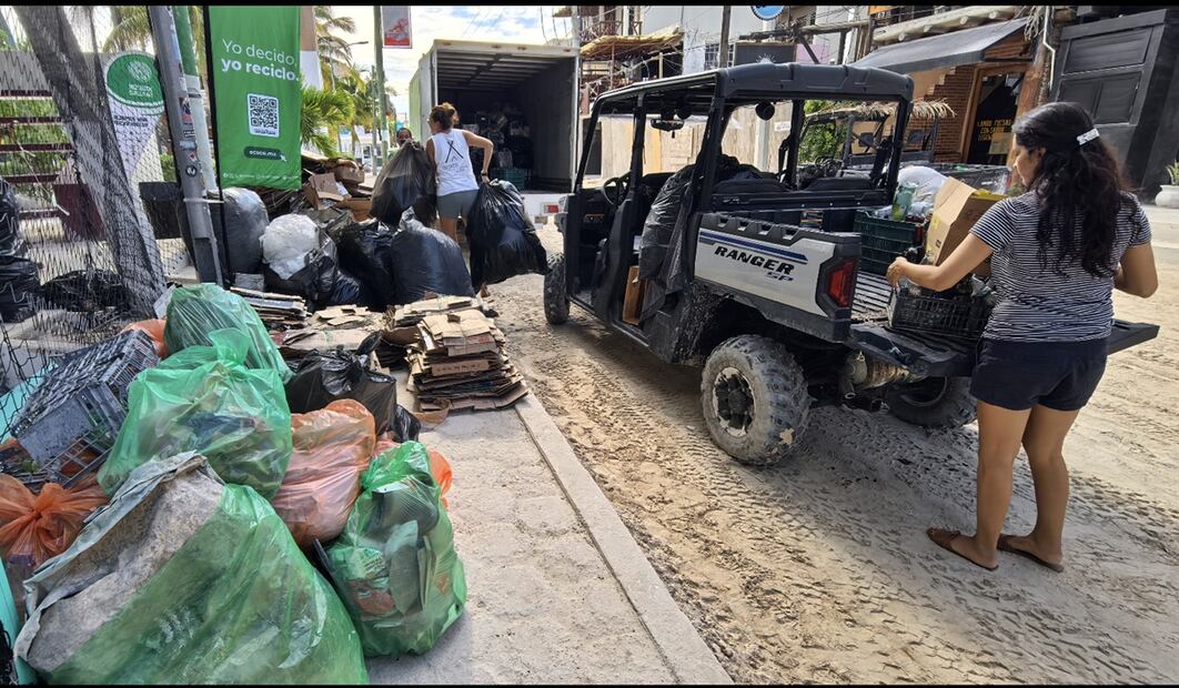 Una vez al mes pobladores voluntarios, estudiantes y comerciantes participan en cuadrillas de limpieza para recolectar basura en la isla de Holbox, Quintana Roo. Foto: Adriana Varillas/EL UNIVERSAL