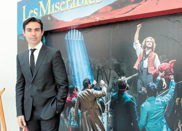 Un ojo al canto y otro a la política