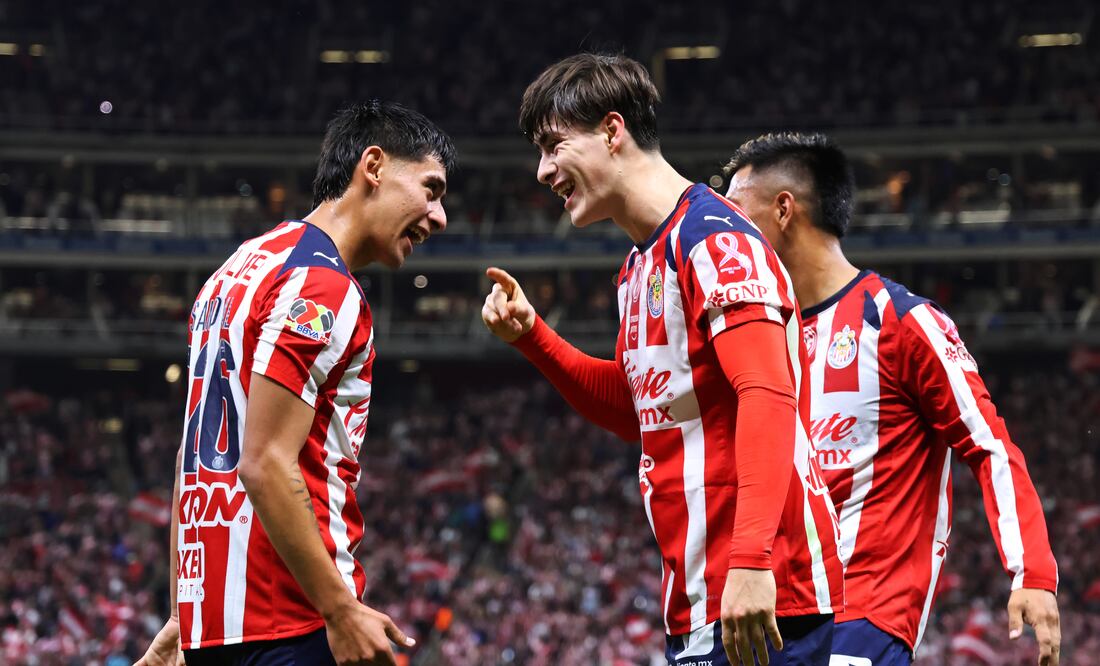 Santiago Sandoval y Armando González en festejo de gol con Chivas, durante la Jornada 15 del Apertura 2025 - Foto: Imago7