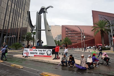 CNTE niega que 59 explosivos decomisados sean de estudiantes de Ayotzinapa; acusa que gobierno "pretende chamaquearlos"
