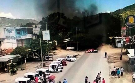 Queman carros y bloquean carretera en Guerrero para exigir liberación de autodefensas 